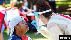 Seorang warga sedang menjalani tes swab Covid-19 di Civic Center Park di Denver, 20 Juni 2020. (Foto: Reuters)