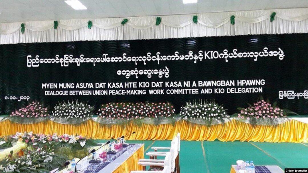 KIO နဲ့ မြန်မာငြိမ်းချမ်းရေးစင်တာတို့ အပစ်ရပ်သဘောတူညီချက်ရရေးဆွေးနွေးပွဲမြင်ကွင်း။ (အောက်တိုဘာ ၇၊ ၂၀၁၃) 