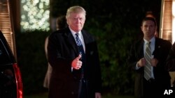 Presiden terpilih Donald Trump saat tiba di kediaman Robert Mercer, salah satu donor kampanyenya terbesar, 3 Desember 2016, di Head of the Harbor, New York. 