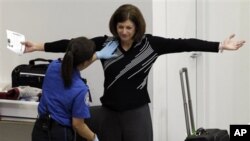 飛機乘客上機前可能需要接受搜身檢查