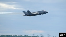 資料照：2016年9月16日，美國空軍提供的照片顯示美國海軍陸戰隊F-35閃電II在佛羅里達州廷德爾空軍基地起飛。