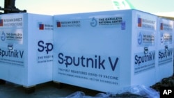 ARHIVA - Pakovanje ruske vacine protiv koronavirusa Sputnjik V (Foto: AP/Saeed Kaari/IKAC)