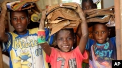 Crianças sobreviventes do ciclone Idai em Dombe, a cerca de 280km da Beira, Moçambique. 4 Abril, 2019. 