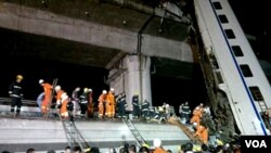 Para petugas penyelamat Tiongkok melakukan pencarian korban dalam kecelakaan akibat tabrakan kereta di provinsi Zhejiang (23/7).