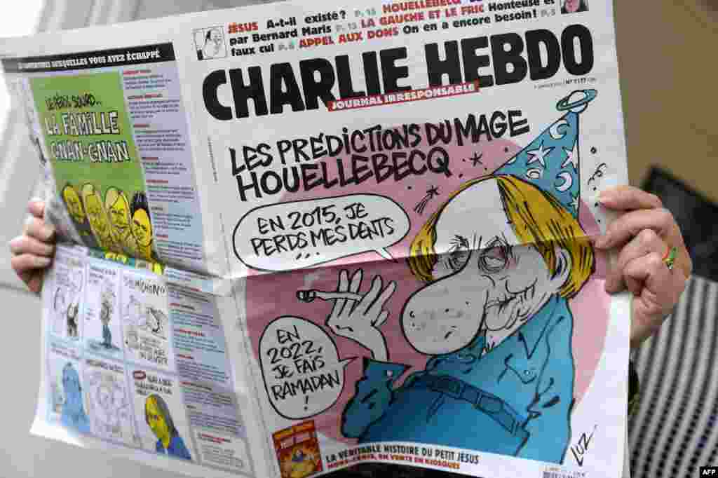 Seseorang tengah membaca edisi terakhir surat kabar satiris Perancis Charlie Hebdo, setelah insiden penembakan di kantor surat kabar tersebut di Paris (7/1).