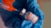 Arhiva, ilustracija - Medicinski radnik priprema dozu vakcine protiv Kovida 19, proizvođača Fajzer BajoNTek