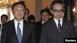 Menteri Luar Negeri Marty Natalegawa dan Menteri Luar Negeri Tiongkok Yang Jiechi pada sebuah pertemuan di Jakarta. (Foto: Dok)