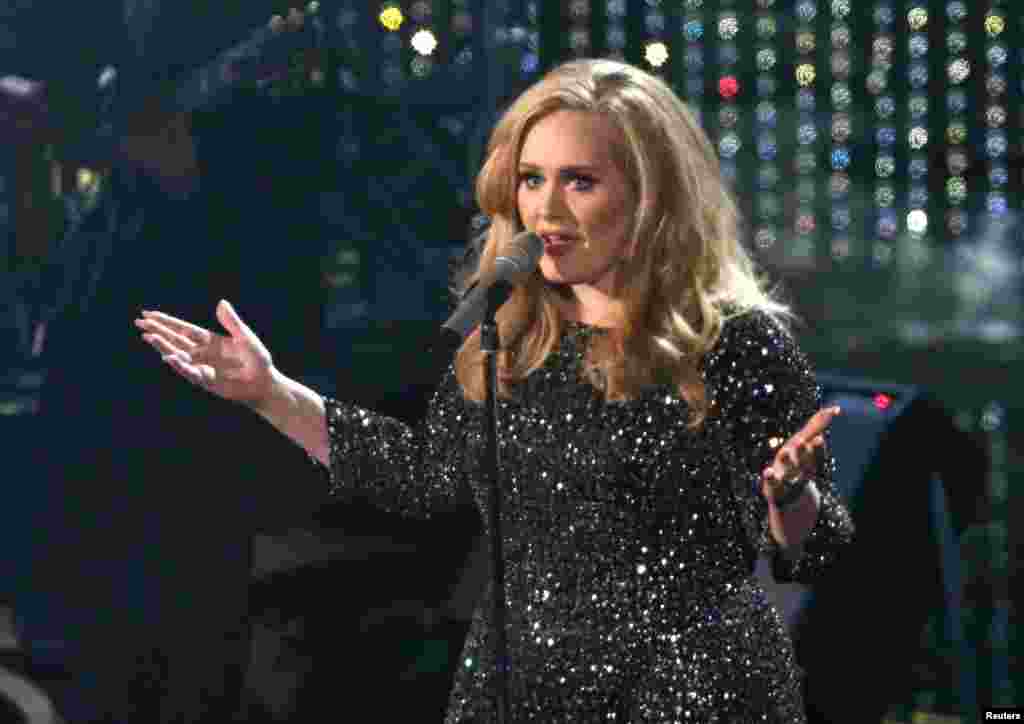 Penyanyi Inggris Adele menyanyikan lagu "Skyfall" dari film berjudul sama, yang memenangkan kategori lagu terbaik dalam Academy Awards ke-85 di Hollywood, California (24/2). (Reuters/Mario Anzuoni)