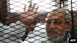 Pemimpin Ikhwanul Muslim Mohamed Badie saat menghadiri persidangan di pengadilan dekat penjara Turah, Kairo (Foto: dok). 