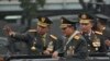 Menteri Pertahanan Prabowo Subianto (tengah) bersama Panglima TNI Jenderal Agus Subiyanto, dan Kapolri Listyo Sigit Prabowo, melakukan pemeriksaan militer usai penganugerahan pangkat istimewa dari Presiden Joko Widodo, Jakarta, Rabu, 28 Februari 2024.(Foto: Achmad Ibrahim/AP)