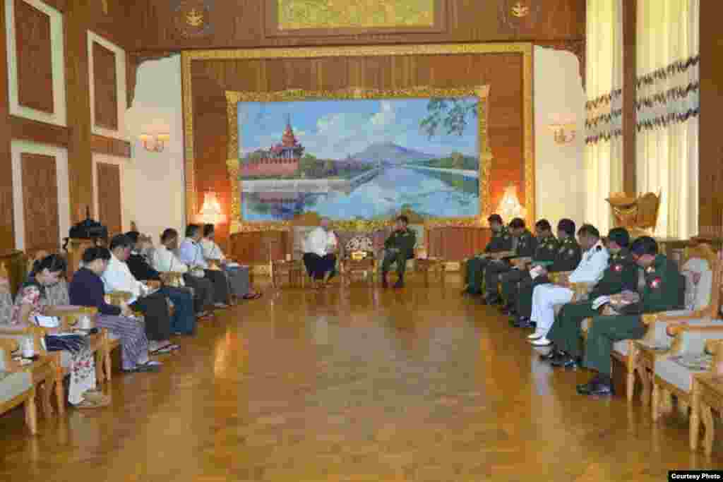 တပ်မတော်ကာကွယ်ရေးဦးစီးချုပ် ဗိုလ်ချုပ်မှူးကြီး မင်အောင်လှိုင်နဲ့ မြန်မာနိုင်ငံ စာနယ်ဇင်းကောင်စီ (ယာယီ) တို့တွေ့ဆုံ (ဓာတ်ပုံ - ဗိုလ်ချုပ်မှူးကြီး မင်အောင်လှိုင်ဖေ့ဘုတ်စ်)