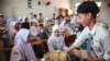 Siswa menerima piring makan siang pada hari pertama program makan bergizi gratis di SMA Negeri 11, Jakarta Timur, pada 6 Januari 2025. (Foto: AFP)