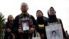Para ibu yang kehilangan anak selama kekacauan politik tahun 1998 mengambil bagian dalam protes bisu mingguan "Kamisan" terhadap pelanggaran hak asasi manusia di luar istana presiden di Jakarta, 17 Mei 2018. (Foto: ilustrasi - Reuters/Willy Kurniawan)