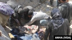 Di vê wêneya arşîvê de sîvîlên ku di bin kavila xanîyên hilweşandî de mane xane dibin