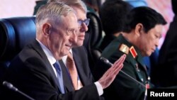 Menhan AS James Mattis (kiri) menghadiri pertemuan Menteri Pertahanan ASEAN di Clark Field, Pampanga, Filipina, Selasa (24/10). 