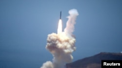 加州范登堡空军基地对陆基中段反导系统(GMD)进行的一次试射。（2017年5月30日）