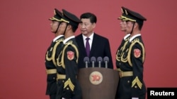 資料照：中國領導人習近平和解放軍士兵在一個授勳儀式上。 （2015年9月2日） 