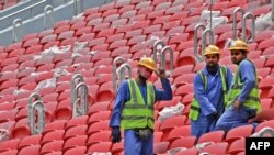 Pekerja konstruksi di tribun Stadion al-Bayt Doha, Qatar, yang akan menjadi tuan rumah Piala Dunia FIFA 2022, 17 Desember 2019. (GIUSEPPE CACACE / AFP). Lima puluh pekerja migran meninggal dan lebih 500 dilaporkan terluka parah akibat kecelakaan kerja di Qatar tahun 2020.