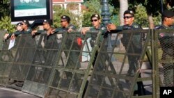 在金边柬埔寨最高法院外封锁街道的防暴警察。（2017年11月16日）