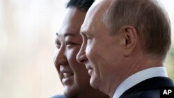 블라디미르 푸틴 러시아 대통령(오른쪽)과 김정은 북한 국무위원장이 2019년 4월 러시아 블라디보스토크에서 회담 중 사진 촬영을 위해 포즈를 취했다.