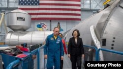 蔡英文参访NASA约翰逊航天中心听宇航员芬克解说 (图片来源：台湾总统府)
