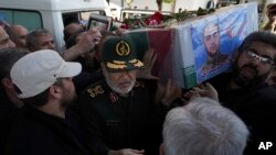 حسین سلامی، فرمانده سپاه پاسداران، در حال حمل تابوت میلاد حیدری، از اعضای سپاه پاسداران که در حمله هوایی اسرائیل در سوریه کشته شد. طی هفته‌های گذشته گزارش‌هایی از هدف قرار دادن تسلیحات و مواضع جمهوری اسلامی در فرودگاه‌های سوریه توسط اسرائیل منتشر شد.