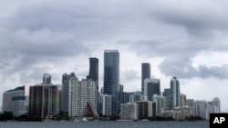 Awan tebal yang merupakan tanda awal datangnya badai tropis Arthur, terlihat menyelimuti gedung-gedung pencakar langit di Miami, 14 Mei 2020. (Foto: dok).