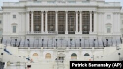 Persiapan untuk pelantikan Presiden terpilih AS Joe Biden berlangsung di West Front, Gedung Capitol, Jumat, 8 Januari 2021. (Foto: AP)