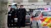 Petugas polisi berada di lokasi penikaman di Pengadilan London, 1 Februari 2013. (Foto: Reuters)