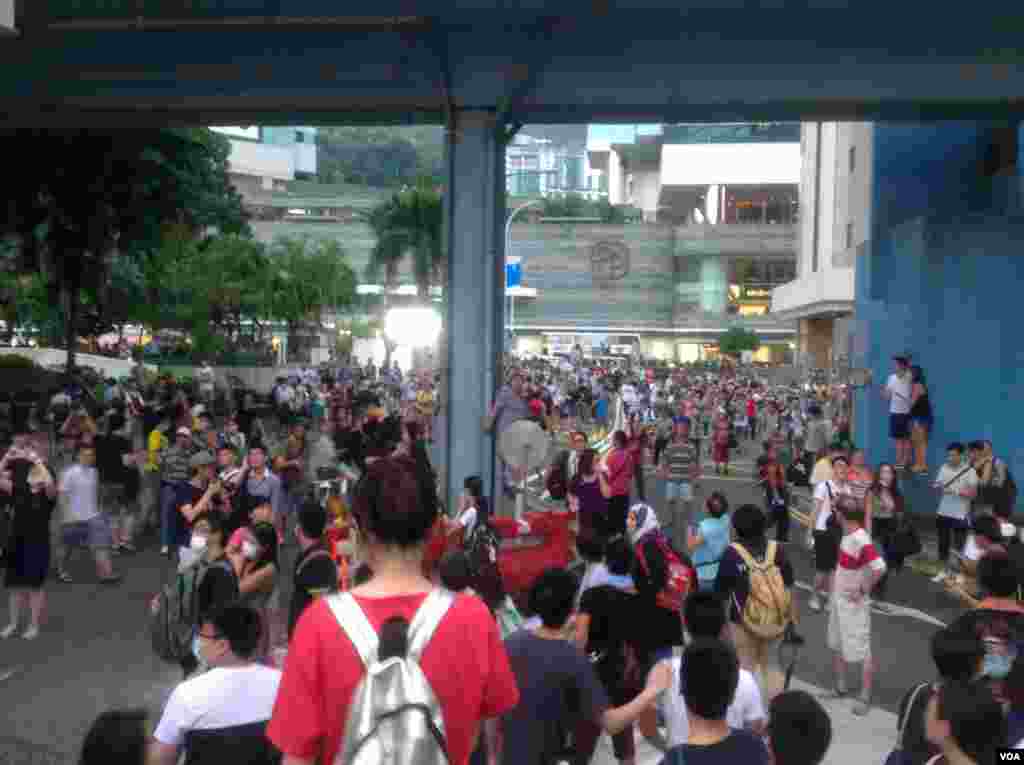 港人聲援佔中抗拒警方封鎖中環金鐘多處癱瘓(美國之音海彥拍攝)