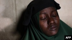 Humaira Mustapha, menangis sambil menunggu kabar nasib dua orang putrinya yang diculik oleh kelompok bersenjata di Zamfara, Nigeria baratlaut (27/2). 