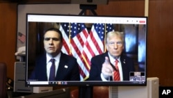 Presiden terpilih Donald Trump (kanan), didampingi pengacaranya Todd Blanche, hadir secara virtual dalam sidang putusan hukuman dalam kasus pidana atas tuduhan terkait uang tutup mulut, di Pengadilan Pidana New York di New York, 10 Januari 2025.