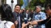 夏威夷州的州司法部长、中国移民后代金士敬在檀香山的联邦地区法院外与记者谈话。（2017年3月29日）