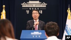 Juru bicara Blue House Korea Selatan, Yoon Young-chan memberikan keterangan tentang penyelidikan THAAD, di Blue House, Seoul (5/6). 