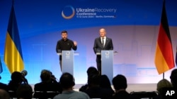 Serokê Ukrayna Volodymyr Zelenskyy û Serokwezîrê Almanya, li Berlînê ser Konferansa Xurtkirina Ukrayna (URC2024) de, li preskonferanseke diaxifin, 11 Hezîran 2024.
