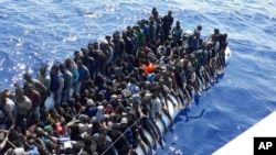 
Foto yang dirilis oleh Garda Pantai Libya pada 24 Juni 2018 menunjukkan kapal yang mengangkut migran dicegat di lepas pantai dekat Kota Gohneima di timur Ibu Kota Libya, Tripoli.
