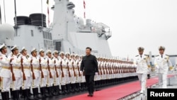 中国国家主席习近平2019年4月23日检阅海军仪仗队