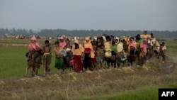 ရခိုင်ပြည်နယ်အတွင်း ပဋိပက္ခတွေကြောင့် နေရပ်စွန့်ခွာ ထွက်ပြေးရတဲ့ ရိုဟင်ဂျာဒုက္ခသည်များ။ (စက်တင်ဘာ ၄၊ ၂၀၁၇)