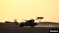 Kendaraan yang membawa tentara Front Polisario dengan dilengkapi senjata anti pesawat udara di Bir Lahlou, Sahara Barat, 9 September 2016. 