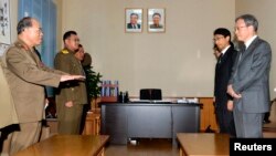 이하라 준이치 외무성 아시아대양주 국장(오른쪽)을 대표로 한 일본 정부 당국자들과 납치 문제 등에 관한 특별조사위원회 위원장인 북한의 서대하 국가안전보위부 부부장(왼쪽) 등 북한 측 관계자들이 28일 평양에서 만났다.