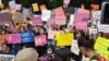 Para peserta Women's March menuntut segera disahkannya RUU-PKS dalam aksi di Jakarta, Sabtu (27/4). (Foto: VOA/Sasmito)