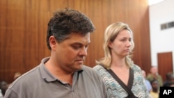 Dawie Groenewald (kiri) dan istrinya Sariette, di pengadilan di Musina, Afrika Selatan, 2010.