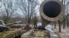 Seorang prajurit Ukraina berdiri di atas tank dekat kota garis depan Bakhmut, di tengah serangan Rusia terhadap Ukraina, di wilayah Donetsk, Ukraina 13 Januari 2023. (REUTERS/Vladyslav Smilianets)