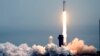 Roket SpaceX Falcon Heavy lepas landas di Cape Canaveral, Florida, 13 Oktober 2023. Seoul pada Senin (6/11) berencana meluncurkan satelit mata-mata pertama buatan dalam negerinya yang akan dibawa oleh roket Falcon 9 milik SpaceX. (Foto: AP)