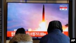 2022年1月30日，南韓民眾在首爾火車站觀看北韓發射導彈的新聞畫面。
