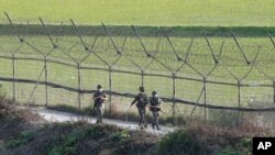 15일 한국 경기도 파주의 남북접경지역에서 한국 군인들이 철책 주변을 순찰하고 있다.
