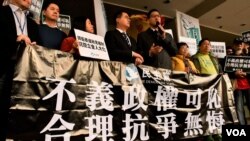香港民主黨兩名立法會議員林卓廷及尹兆堅，被控妨礙立法會人員執行職務及普通襲擊罪，在法院提堂。(美國之音湯惠芸)