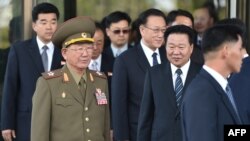 朝鲜国防委员会副委员长、军队总政治局长黄炳誓次帅（穿军装者）与朝鲜劳动党中央书记崔龙海等官员离开仁川的酒店。（2014年10月4日）
