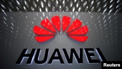 中国广东深圳国际机场内的华为标识 （2019年7月22日）