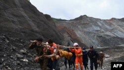 ဖားကန့်မြေစာပုံ ပြိုကျမှုအတွင်း ကူညီကယ်ဆယ်ရေး ဆောင်ရွက်နေတဲ့ တပ်မတော်သားနဲ့ ကြက်ခြေနီတပ်ဖွဲ့ဝင်တချို့။ (ဇူလိုင် ၄၊ ၂၀၂၀)